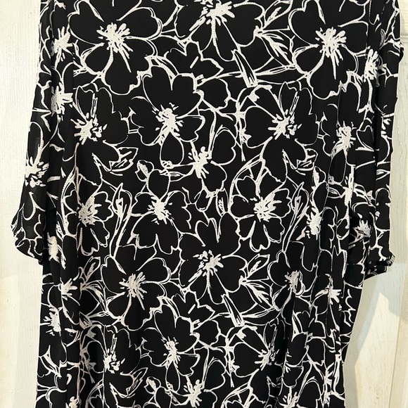 NWOT By Design Black and White Floral With Cut Out Sleeves - Picture 2 of 10